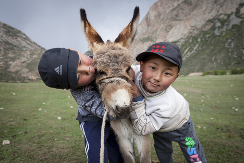 nomad kids in Kirgistan