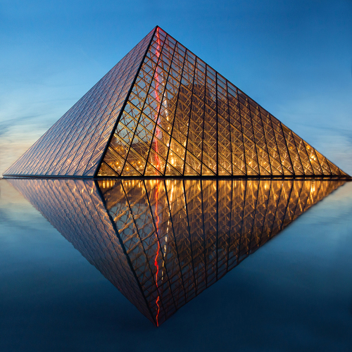 Pyramide du Louvre  Paris