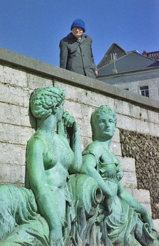 Brussels Man and Statue Dialogue