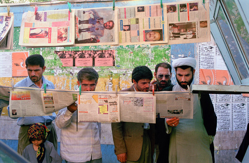 Iranian_mullah_reading_newspaper