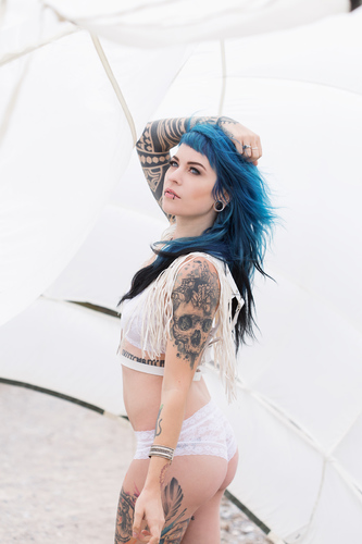 Noemi and the parachute II