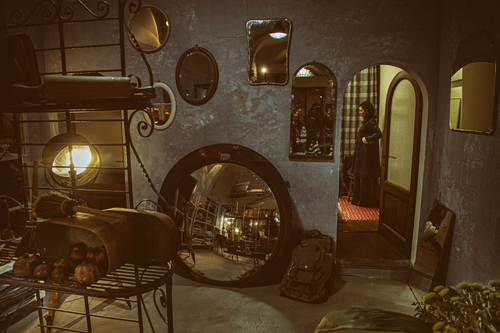  The Woman and the Mirrors