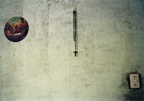 Romero family (Lima): Wall with rosary