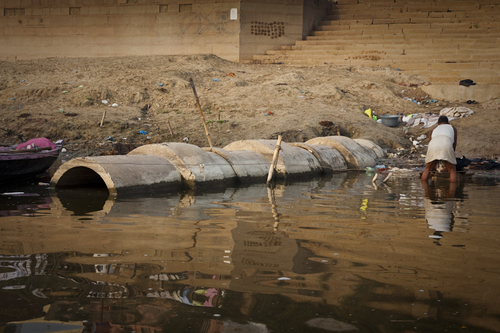 LAUNDRY IN THE GANGES RIVER