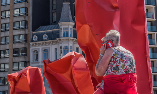 Elle adore le rouge