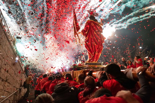in processione