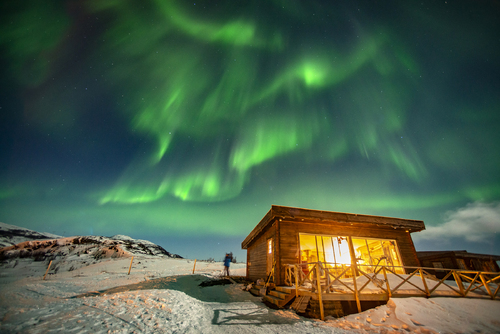 The hut and the northern lights