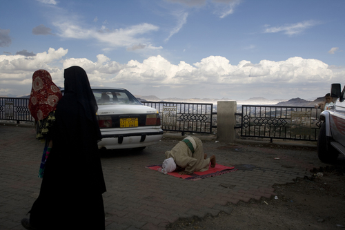 yemeni man praying in the street, Sana'a