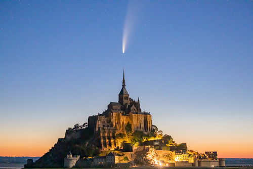 Comete Neowise au dessus du Mont Saint-Michel