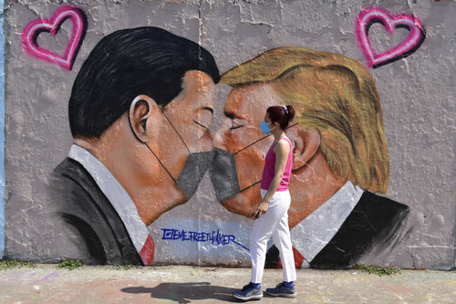 Trump kisses Xi Jinping