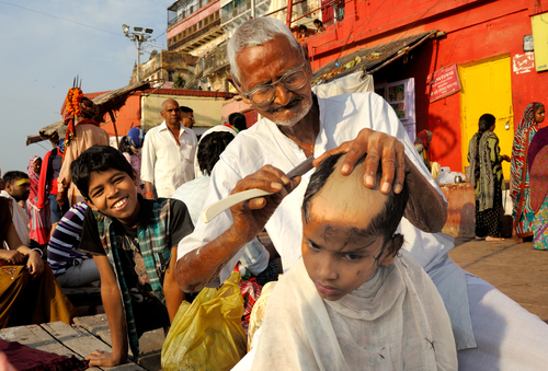 Tuzio_Raffaele_Hindu child hair cut