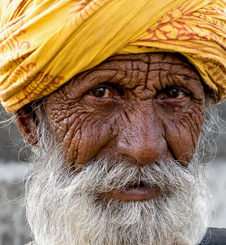 old man in the slums of mumbai